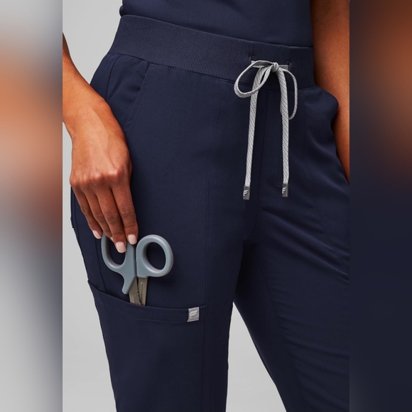 Fabletics Scrub Set - Picture 4 of 11